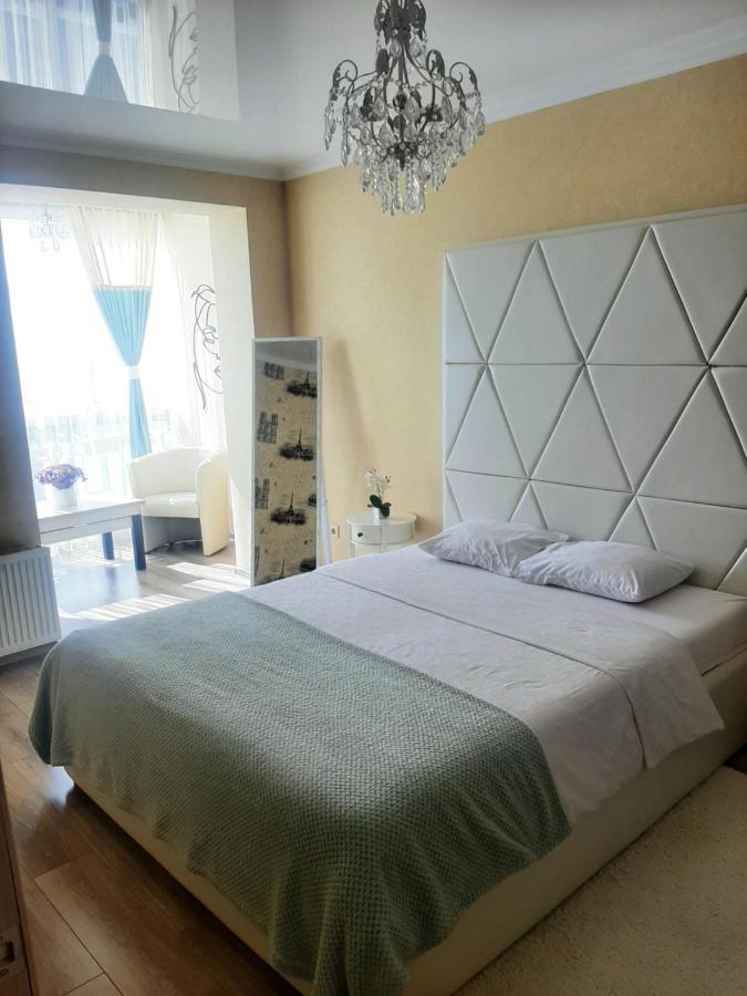 Vip Apartments Lutsk Bagian luar foto